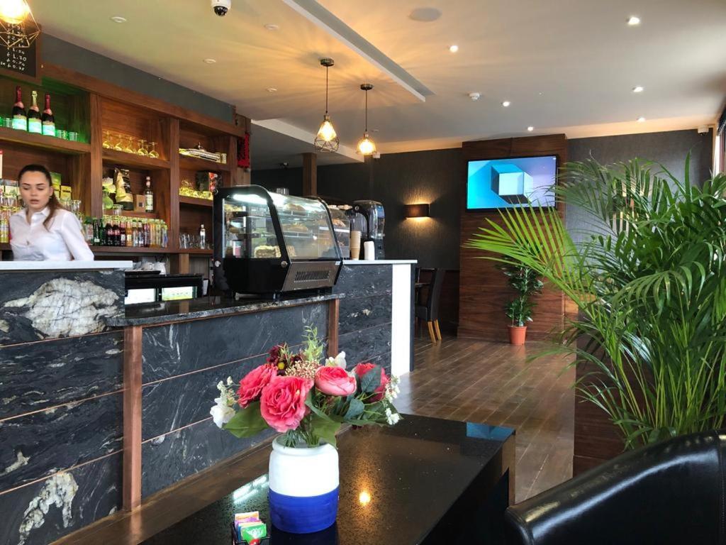 Eagle Hotel Luton Airport 외부 사진